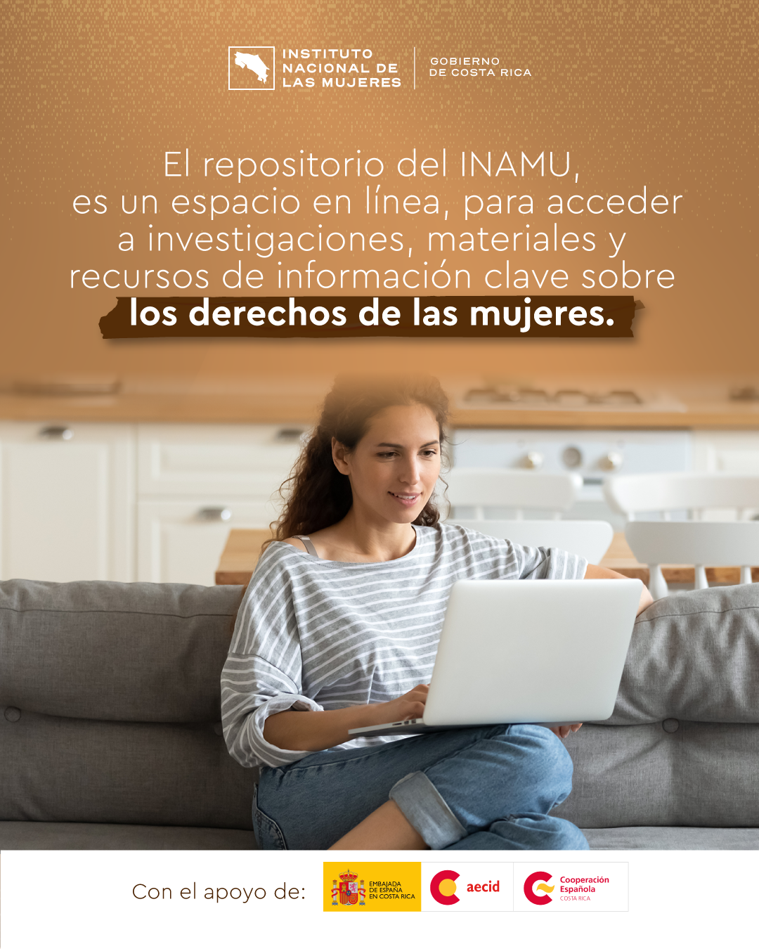 mujer joven sentada en un sofá frente a una computadora portátil